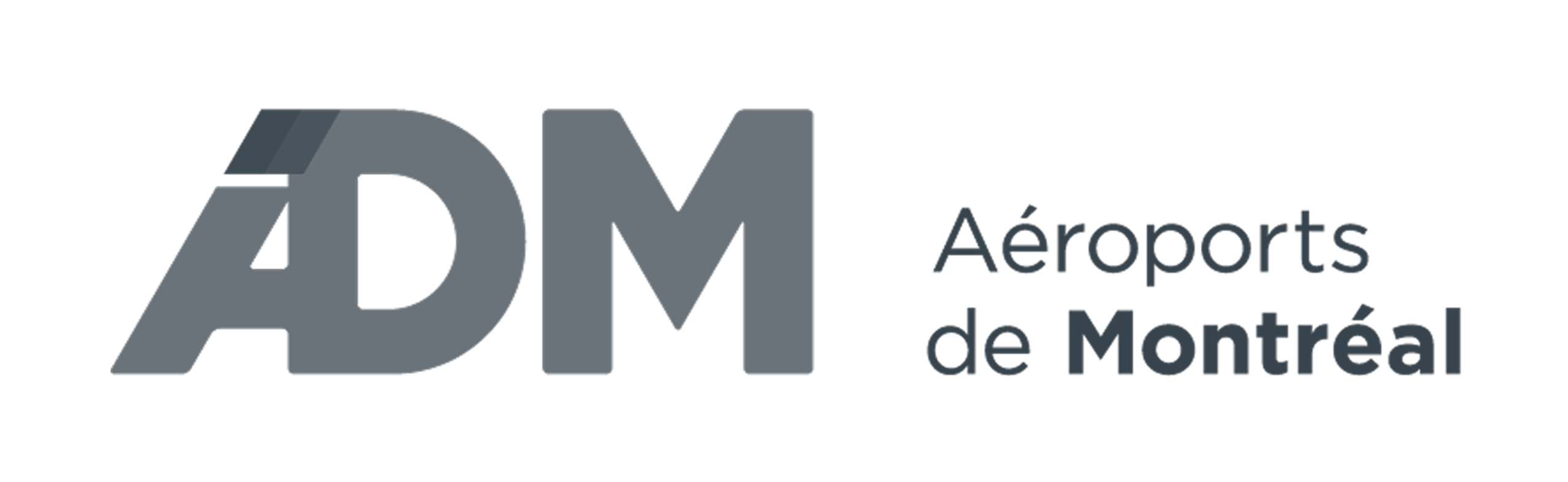 Logo d'Aéroports de Montréal (ADM) comportant les lettres « ADM » en caractères gras à gauche et la mention « Aéroports de Montréal » en gris et noir à droite.