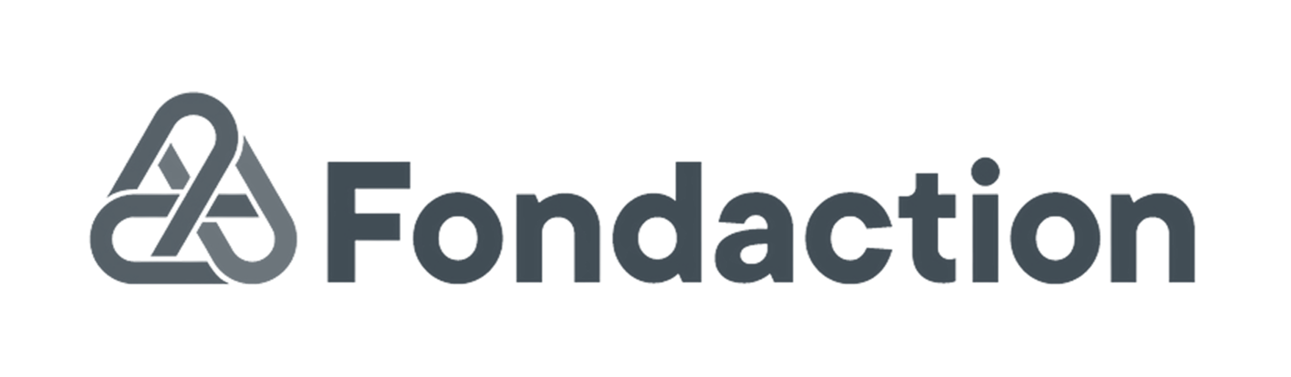 Le logo Fondaction, composé d'un symbole triangulaire entrelacé de couleur gris foncé situé à gauche du mot « Fondaction », écrit en caractères gras gris foncé sur un fond clair.
