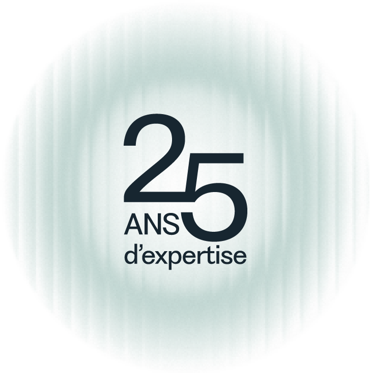 Le texte en français indique « 25 ans d’expertise » en caractères gras et modernes, sur un fond doux, circulaire, vert pâle et blanc, orné de subtils dégradés radiaux.
