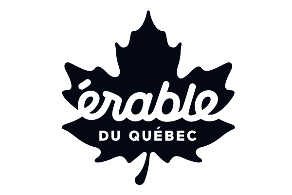 La silhouette d'une feuille d'érable noire, surmontée du mot « érable » en cursive blanche et, en dessous, de la mention « DU QUÉBEC » en lettres majuscules blanches, le tout sur un fond gris clair.