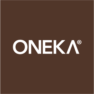 Le mot « ONEKA » en blanc, accompagné du symbole de marque déposée, sur un fond marron uni.